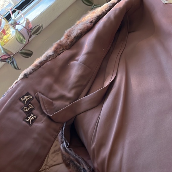 Beautiful brown real fur coat by D. Schaffer Fine Furs - Picture 7 of 9